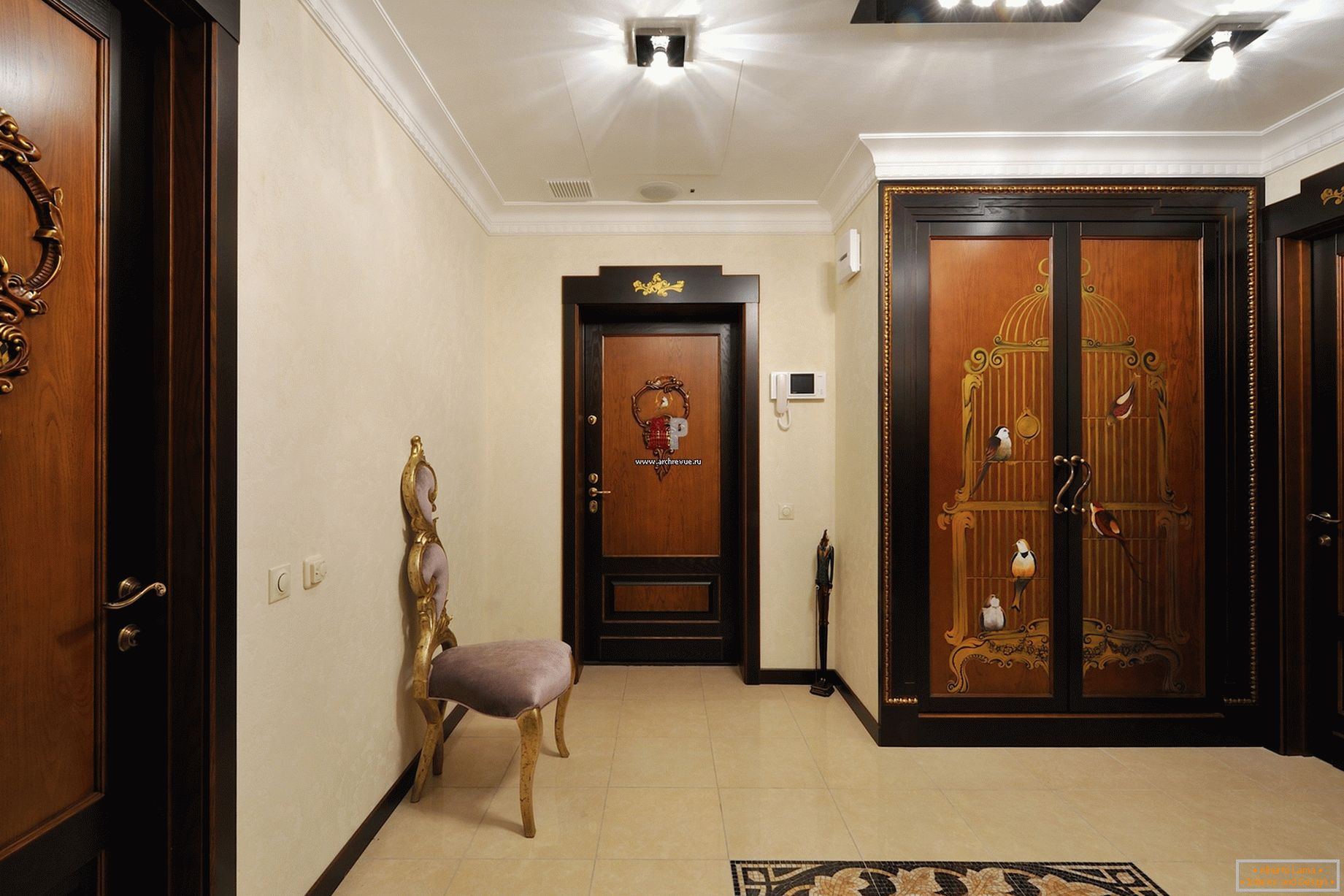 Primjer ispravnog izbora rasvjete za hodnik u baroknom stilu. 