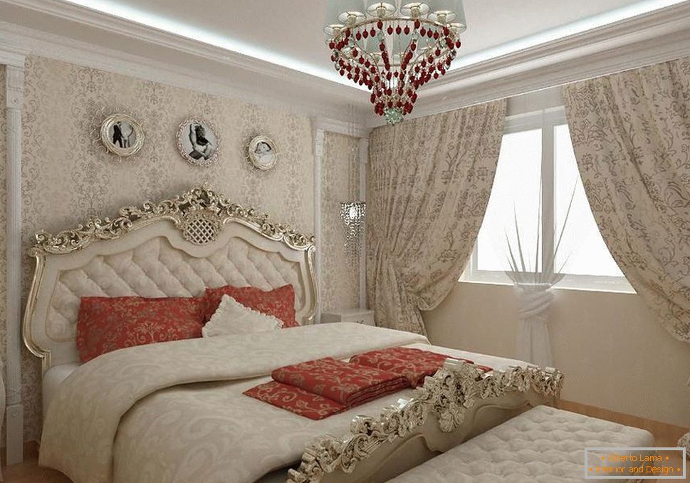 Barokna spavaća soba u stanu u gradu. Masivne zavjese, krevet s drvenim rezbarenim leđima i luster