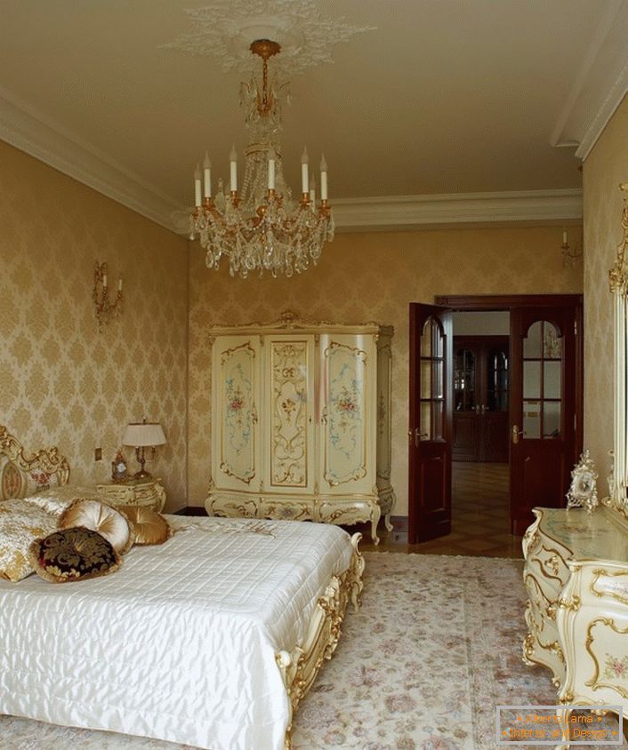 Široki luster i strop sa štukaturama skladno se uklapaju s drvenim namještajem u zlatnim bojama. 
