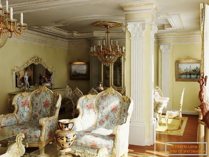 Masivne stolice s cvjetnim presvlakama u baroknoj gostinjskoj sobi. Stropovi i kolona ukrašeni su štukaturama od gips ploče.