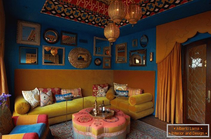 Lik u dnevnoj sobi bogate indijske obitelji kombinacija je indijskih boja, luksuza i mnogih ukrasnih gizmosa.