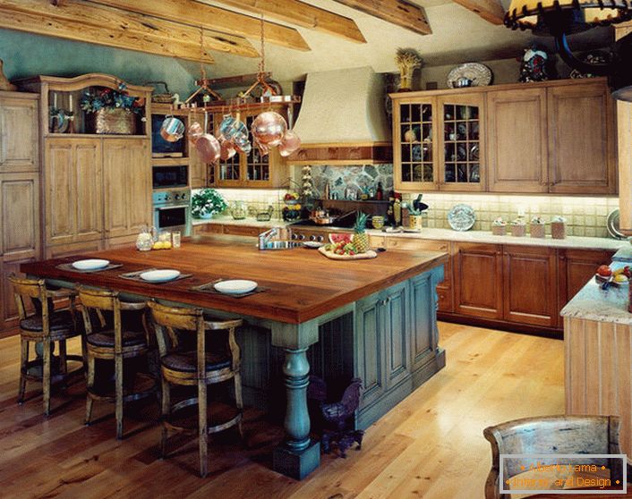 U najboljim tradicijama zemlje u dizajnu kuhinjskog prostora, uglavnom se koriste prirodni materijali.