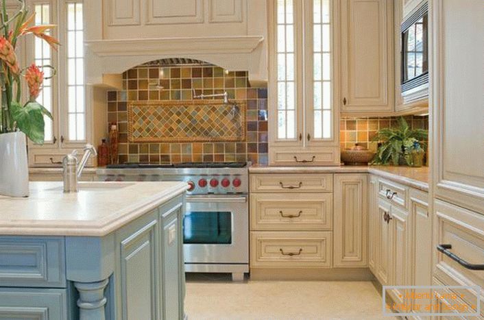 Za kuhinju u stilu zemlje, štedne peći su savršeni. Autor dizajna skladno je oblikovao prostor iznad peći.