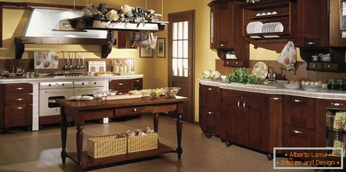 Točan primjer ukrašavanja kuhinje u stilu zemlje. Vrećaste košare, cvijeće, ukrasne grozdove grožđa - stvoriti ozračje coziness u kuhinji.