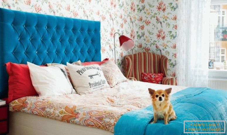 spavaća soba-s-cvjetno-wallpapered