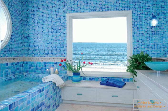 Mala kupaonica uređena je u mediteranskom stilu.
