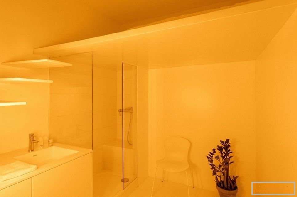 Žuta rasvjeta u kupaonici