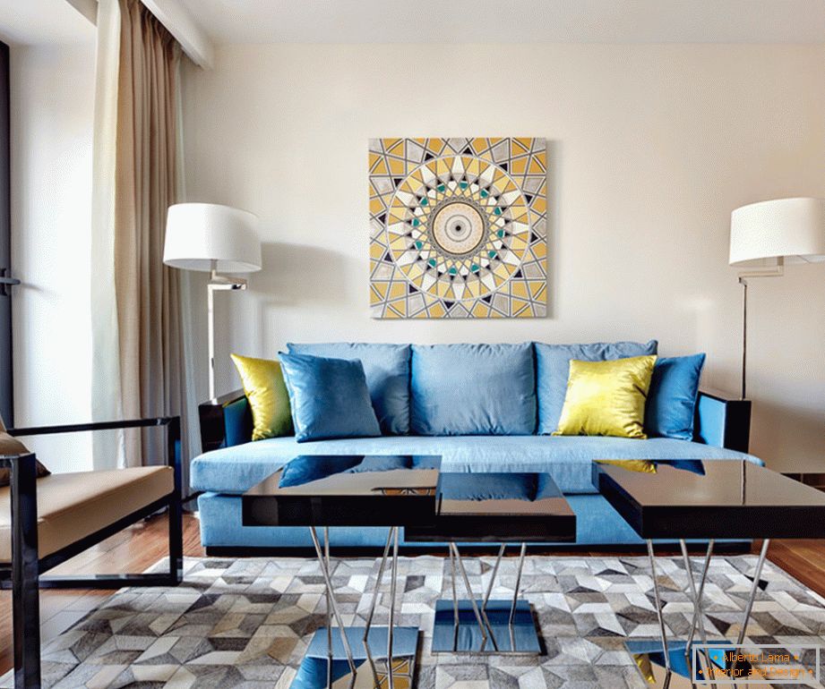 Ekstravagantna plava sofa s žutim ukrasnim jastucima u dnevnoj sobi