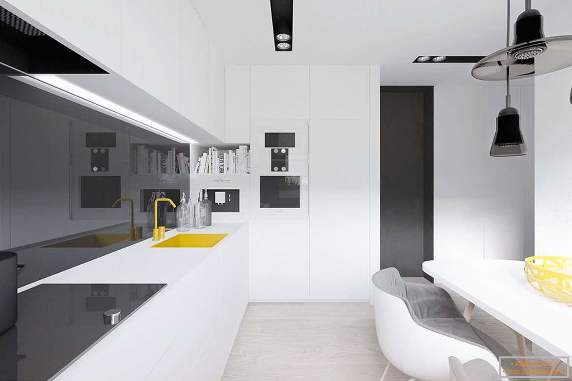 Žuti naglasci u unutrašnjosti crne i bijele kuhinje