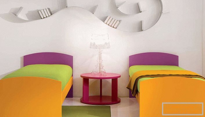 Soba za djecu u high-tech stilu ukrašena je zanimljivom polici. Ideja dizajna kombinira mnoge svijetle boje. Izvrsna ideja za dječju sobu.