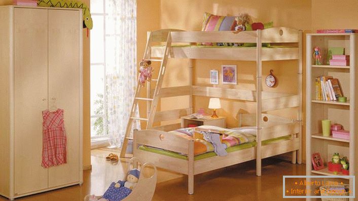 Dječja soba u high-tech stilu s laganim drvenim namještajem. Jednostavnost namještaja nadoknađuje funkcionalnost i praktičnost.
