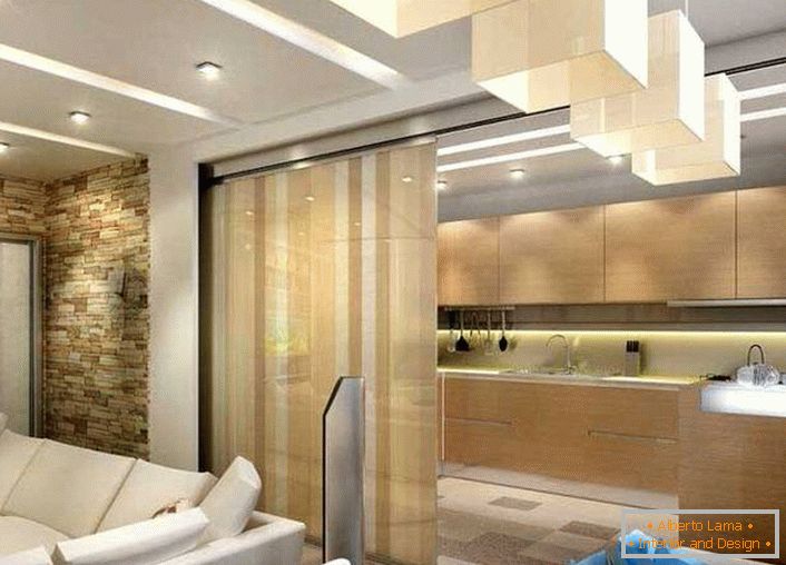 Dekorativna, izdvojena pregrada odvaja kuhinju od dnevne sobe. Praktično rješenje za prostrani apartman.