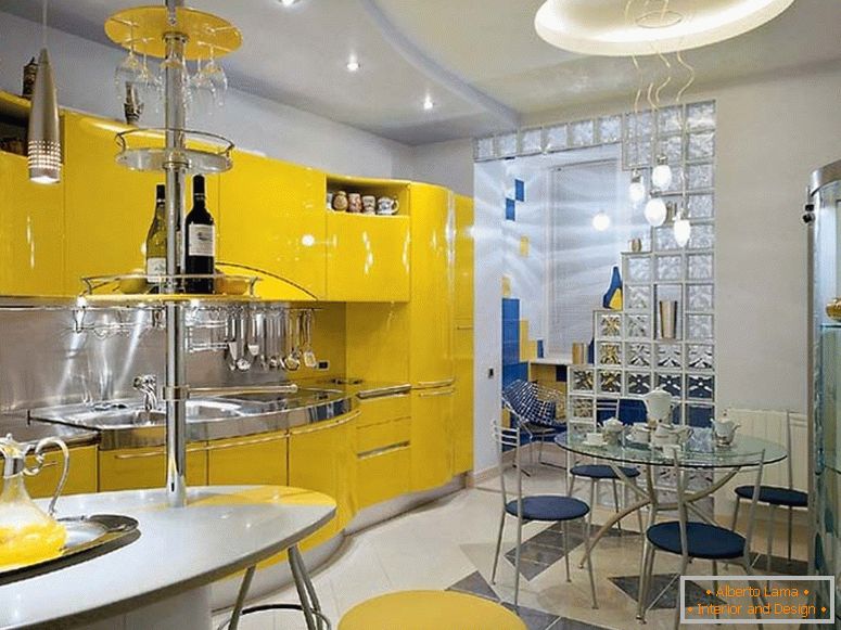 U najboljim oblicima avangardnog stila odabran je namještaj za kuhinju. Kuhinjski set žute boje nije samo praktičan i funkcionalan, već i moderan.