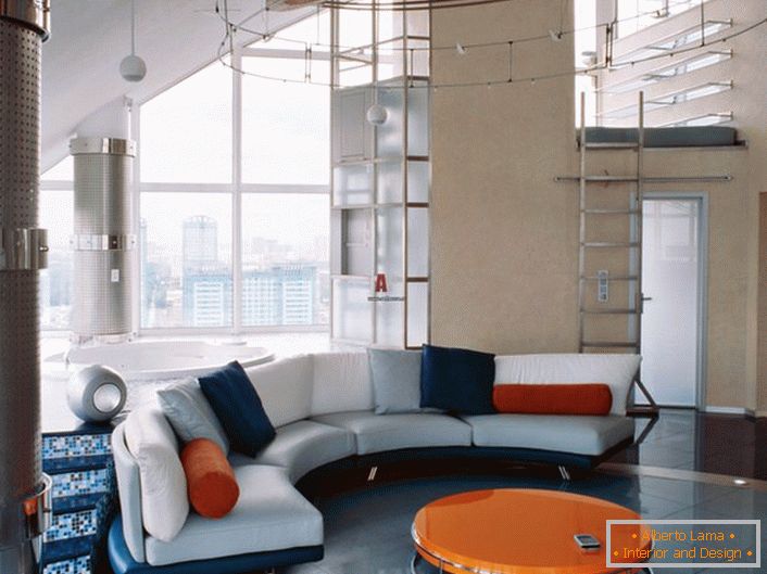 Ugodan lobby u avangardnom stilu. Kombinacija bogate plave boje s jarko narančastošću uvijek izgleda profitabilno.