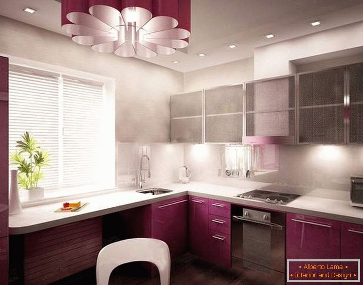 Primjer dizajna projekta za malu kuhinju u avangardnom stilu. Ispravno dizajniran kuhinjski prostor, čak i prozorska das se koristi ispod radne površine.