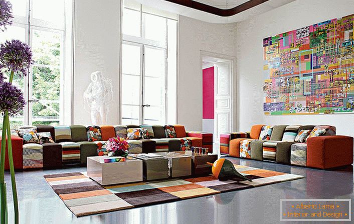 Šarena gostinjska soba u avangardnom stilu u velikoj kući talijanske obitelji. Ideja dizajna kompetentno kombinira prekrivač tepiha i namještaj od otprilike jednake boje.