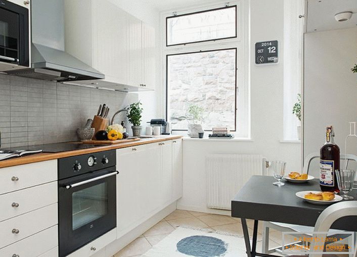 Kuhinja u skandinavskom stilu idealno je mjesto za topla obiteljska okupljanja. Prostor je ukrašen skromno, laconically, ali s ukusom.