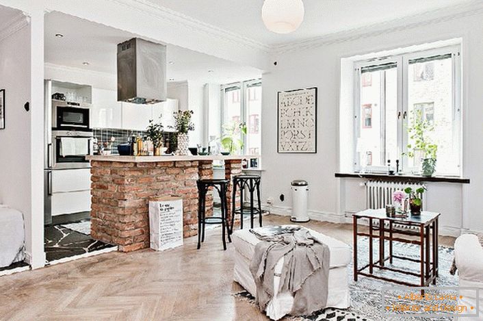 Studio apartman uređen je u skandinavskom stilu. Kuhinja je odvojena od dnevnog boravka sa šankom od cigle.