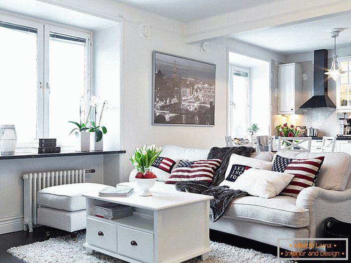 Ugodan studio apartman u skandinavskom stilu uglavnom je uređen u bijeloj boji. Windows bez zavjesa dopušta dovoljno dnevnog svjetla za ulazak u sobu.