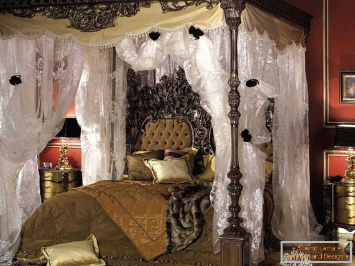 Luksuzna spavaća soba u baroknom stilu. U središtu skladbe je masivni krevet s baldahinom. 