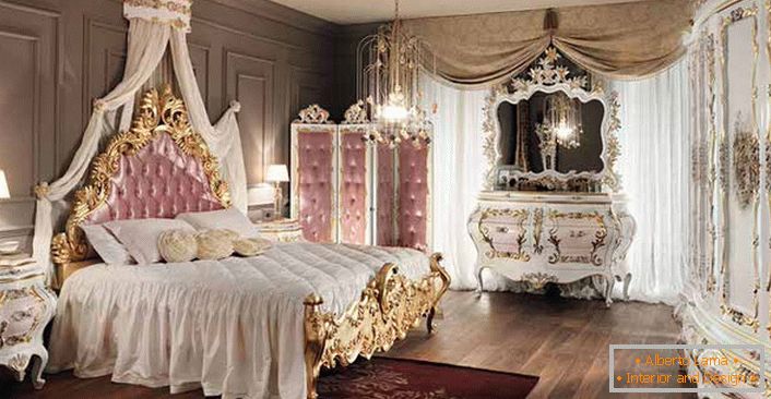 Spavaća soba u baroknom stilu za pravu dama. Ružičasti detalji u dizajnu čine interijer stvarno