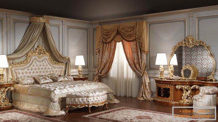 Zrcalo za veliku spavaću sobu je pravilno odabrano. Oblik krivog ovalnog izgleda sjajno u okviru zlatnog rezbarenog drveta.