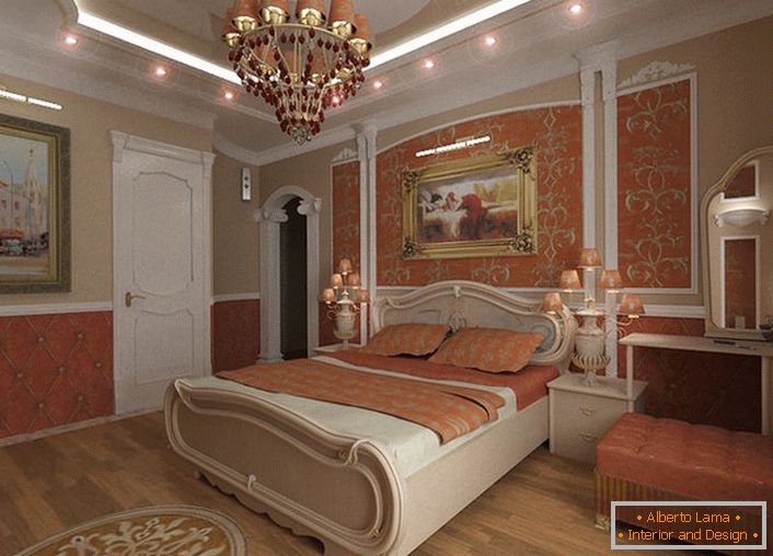 Prostrana spavaća soba u baroknom stilu uređena je koraljnim bojama.