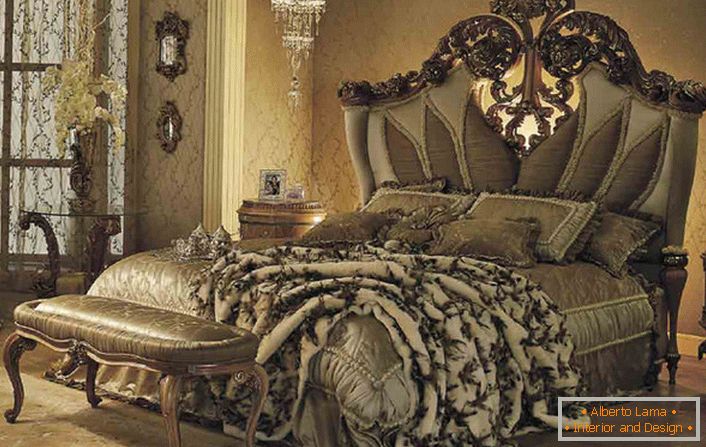 Luksuzni krevet u gostinjskoj spavaćoj sobi u baroknom stilu u seoskom domu u jednoj od provincija Francuske.