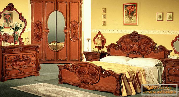 Talijanski namještaj za spavaću sobu u baroknom stilu.
