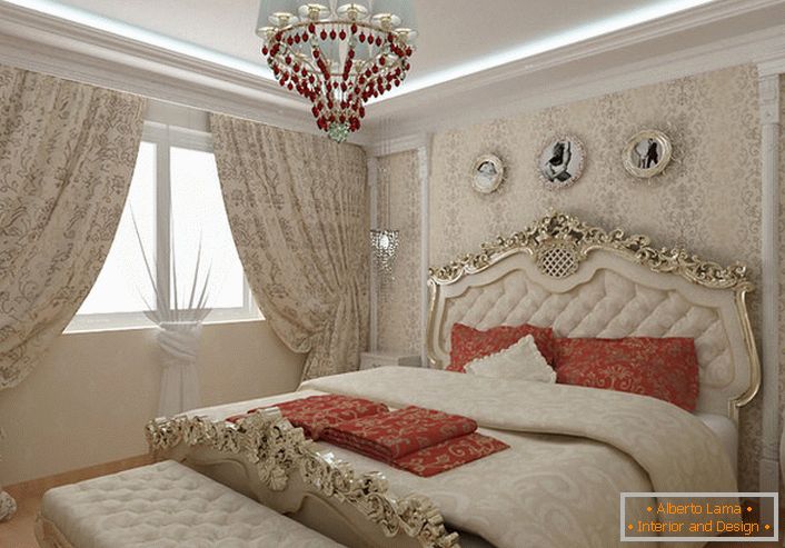Krevet s ukrasnim leđima od zlatne boje lijepo se uklapa u ukupnu sliku u baroknom stilu.