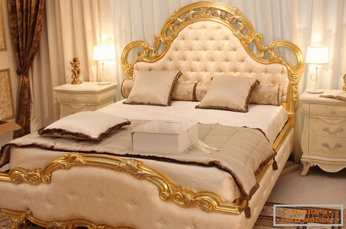 Nasloni kreveta prekriveni su mekim svilenim bež boje sukladno zahtjevima baroknog stila.