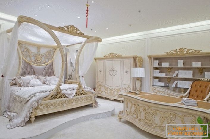 Spavaća soba u baroknom stilu u jednoj od kuća na sjeverozapadu Moskve. Ispravno konstruirani dizajn projekt skladno je kombinirao spavaće i radno područje.