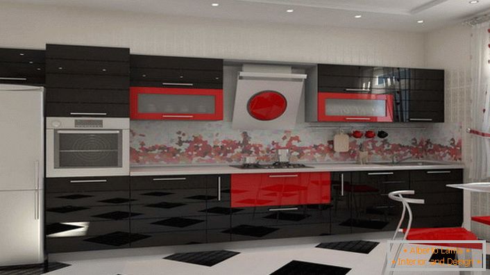 Kuhinja koristi ugrađene reflektore preko kuhinjskog prostora.