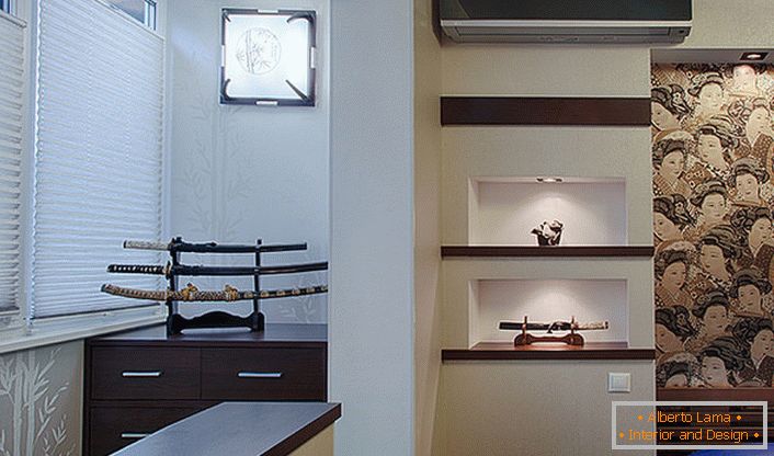 Izvrstan dekorativni ukras prostorije u stilu japanskog minimalizma je japanski mač. Nije potrebno stjecati pravo borbeno oružje, dovoljno je jednostavno ismijavanje. 