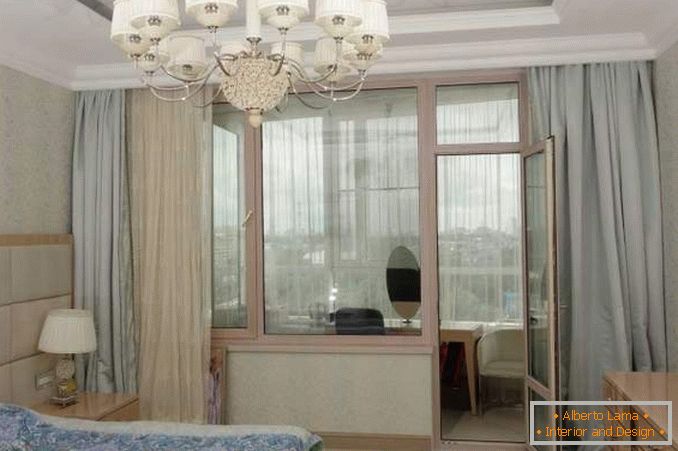 Spavaća soba s balkonom s panoramskim prozorima - ideja interijera