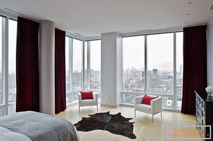 Panoramski prozori - fotografija u unutrašnjosti spavaće sobe u kutnom stolu