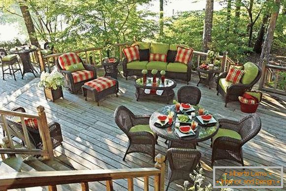 Komplet namještaja od pletera za verandu: kauč, fotelje i stolovi