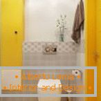 Sivi i žuti u dizajnu toaleta