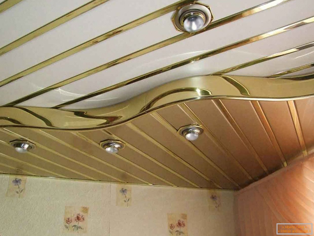neobično-strop-of-PVC paneli