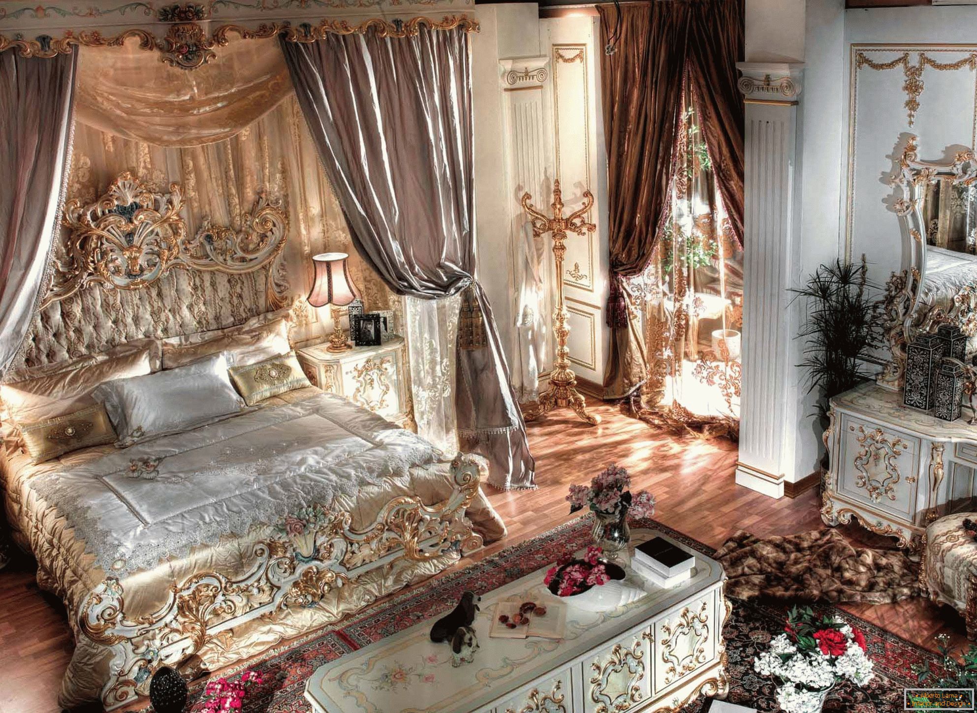 Luksuzna barokna spavaća soba s visokim stropovima. U središtu skladbe je masivni krevet od drva s rezbarenim leđima.