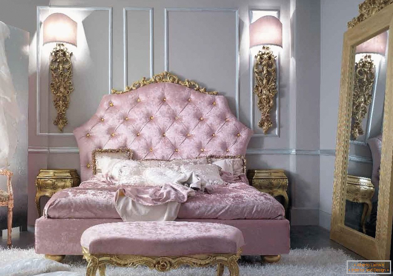 Spavaća soba djevojke u baroknom stilu. Pogled je privučen velikim zrcalom u zlatnom okviru.
