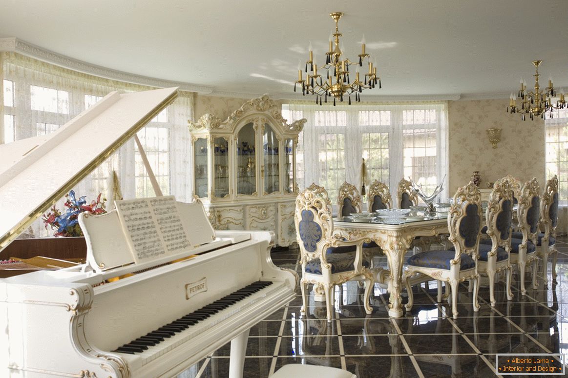 Prostrana blagovaonica u baroknom stilu. Vlasnik kuće za odmor, najvjerojatnije, svira klavir, koji se savršeno uklapa u ukupnu sliku interijera.