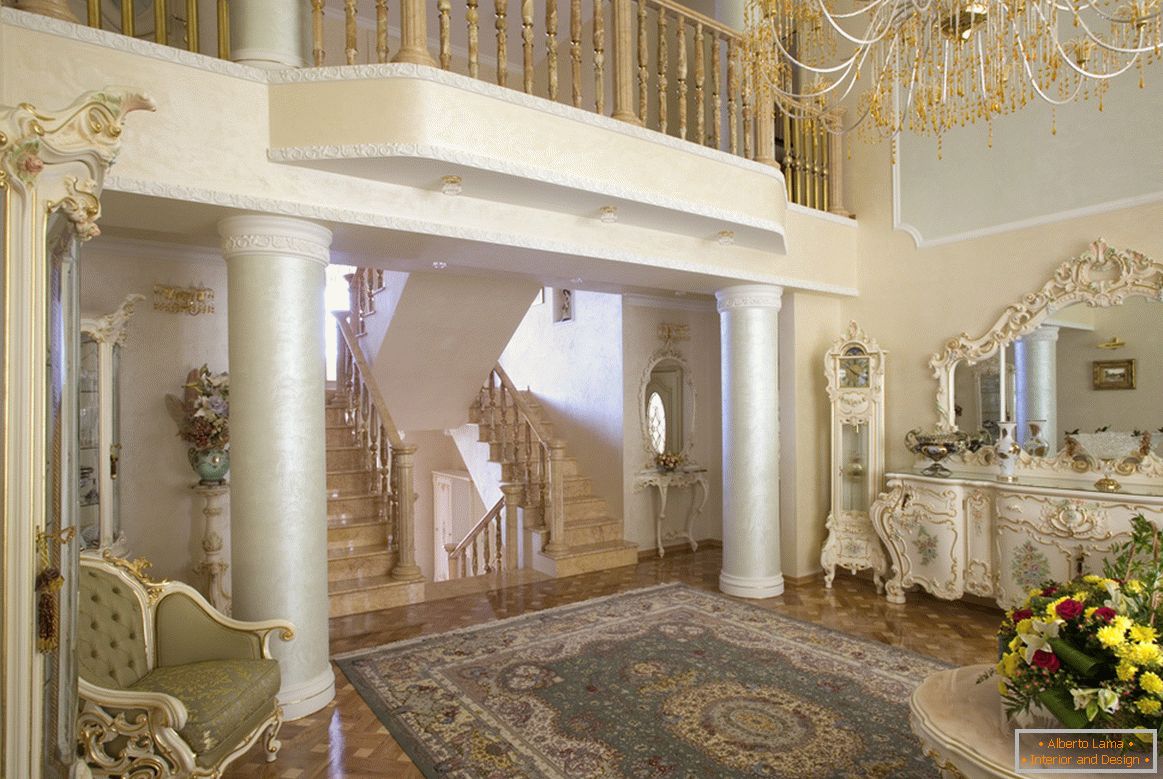 Barokni stil dnevnog boravka zapažen je za stupove s malim glumačkim balkonom na drugom katu.