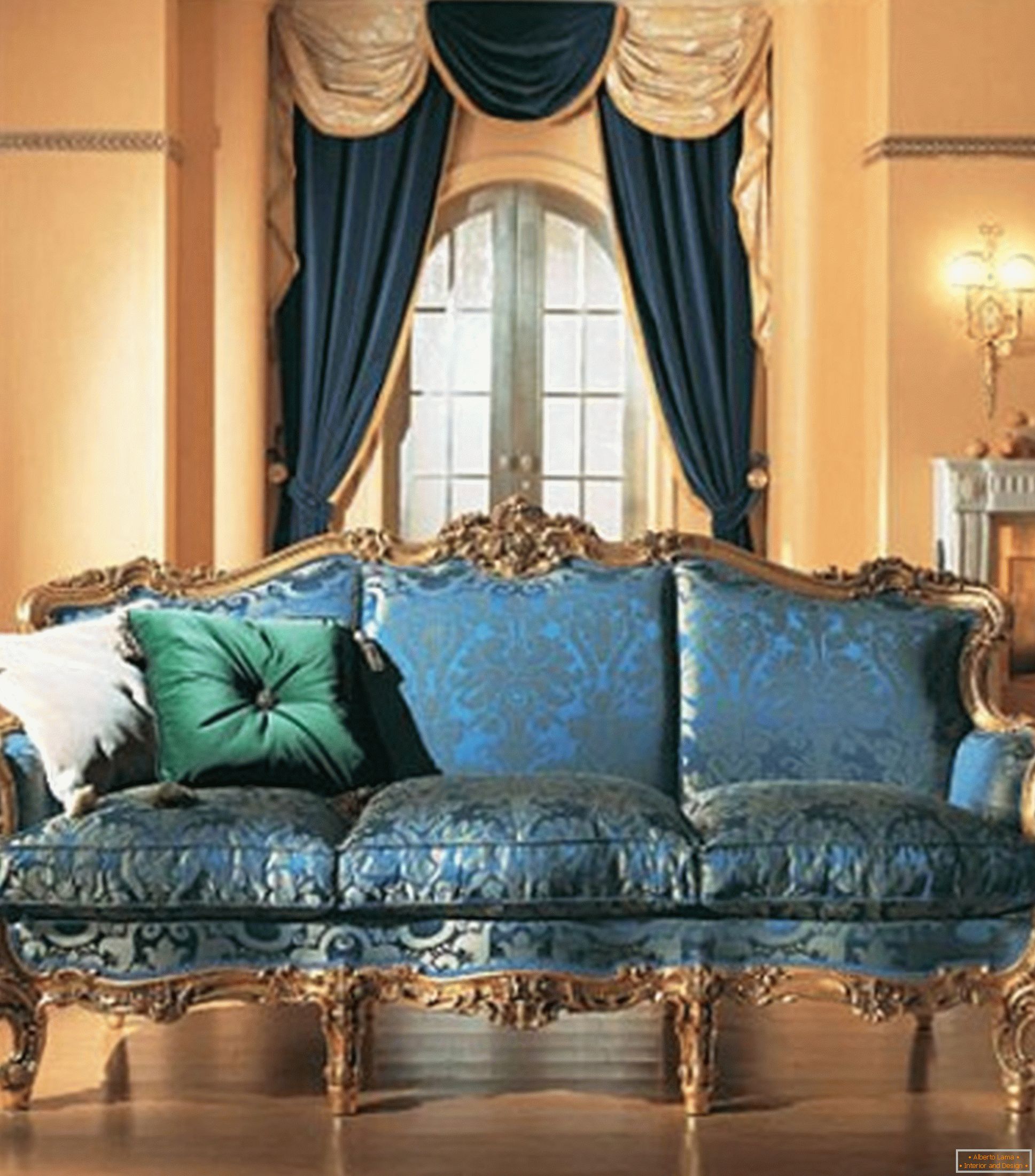 Kombinacija kontrastnih boja u ukrasu dnevne sobe u baroknom stilu.
