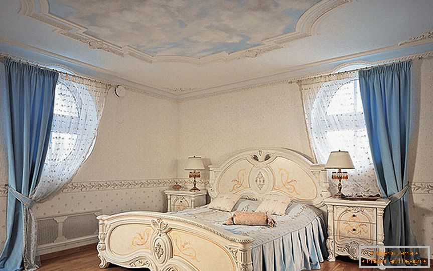 Ograničena spavaća soba u neobaroknom stilu.
