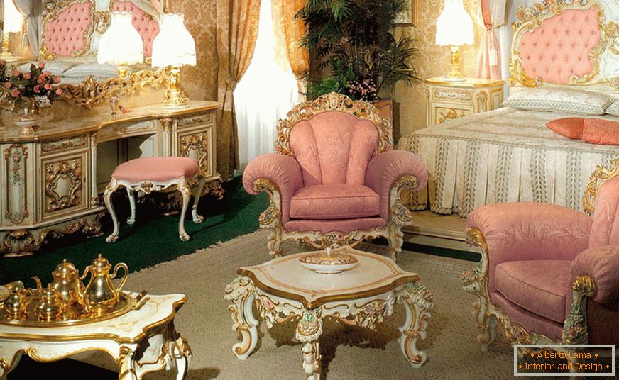 Blaga spavaća soba u baroknom stilu s ružičastim tonovima.