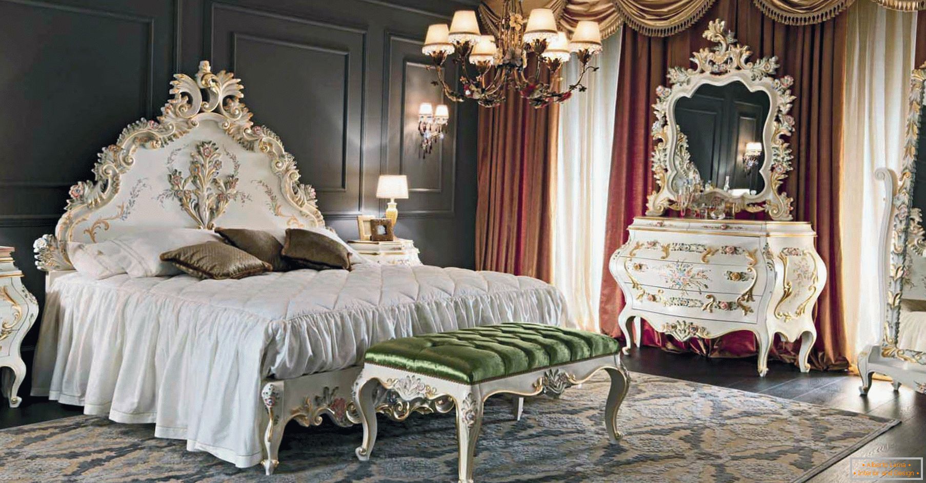 Za ukrašavanje spavaće sobe upotrijebljen je kontrast tamnosmeđe, zlatne, crvene i bijele boje. Namještaj je odabran prema stilu baroka.