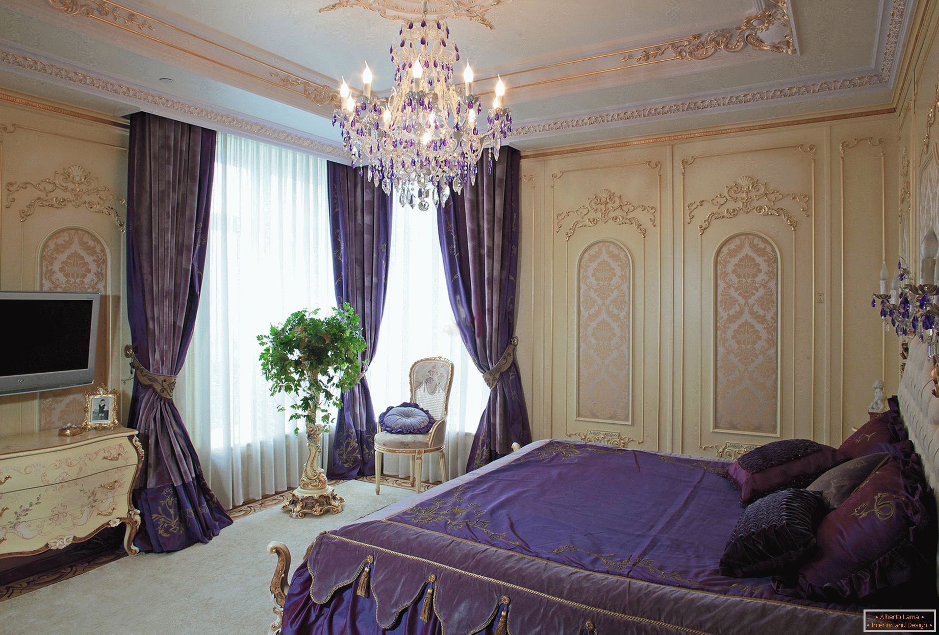Elegantna spavaća soba u baroknom stilu. Suptilni koncept dizajna - tamne ljubičaste zavjese se kombiniraju s posteljinom u skladu ton.