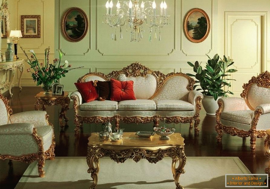 Gost soba je u blagoj maslinovim tonovima. Namještaj s uklesanim leđima i nogama usklađen je s stilom baroka.