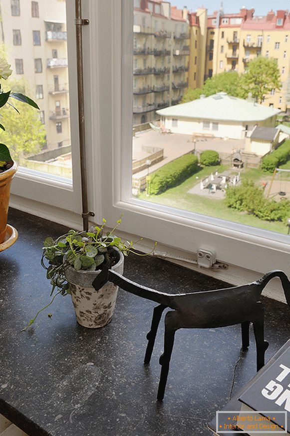 Pogled s prozora na čistom i zelenom vrtu
